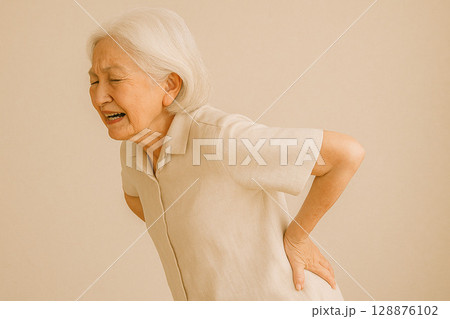 腰の痛みに苦しむ中年女性 128876102