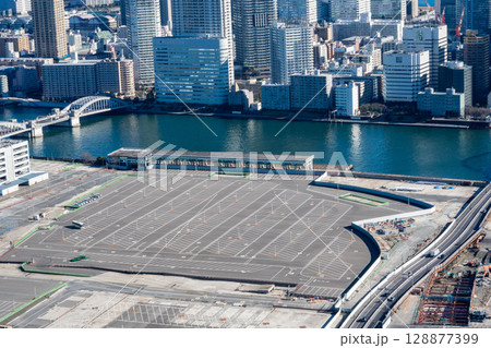 東京湾岸の旧築地市場、2021年の築地東京場外市場、再開発が始まる築地市場跡地 128877399
