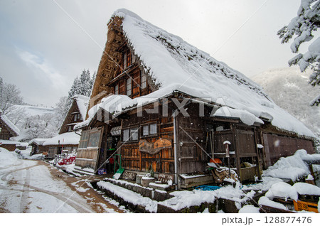 五箇山菅沼合掌造り集落の雪景色 五箇山菅沼合掌造り集落の雪景色 128877476