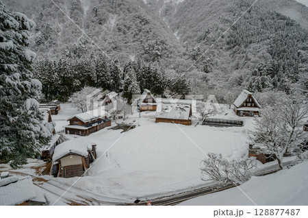 五箇山菅沼合掌造り集落の雪景色 五箇山菅沼合掌造り集落の雪景色 128877487