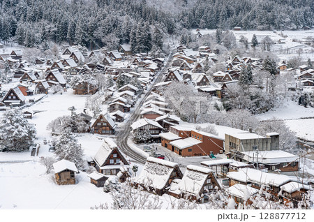 雪の積もった白川郷 雪の積もった白川郷 128877712