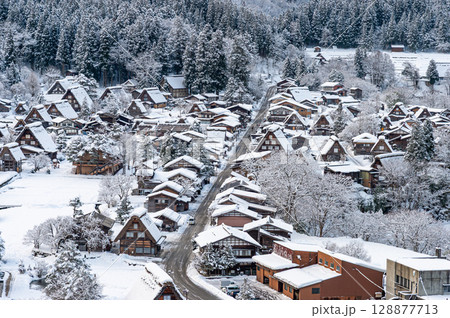 雪の積もった白川郷 雪の積もった白川郷 128877713