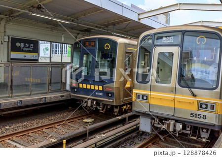 地下鉄東山線、藤が丘駅に並んで停車しているN1000形電車と5050形電車 128878426