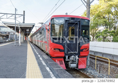 聚楽園駅に停車中の名鉄9500系電車 128878902