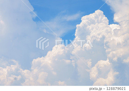 夏の青空と積乱雲の白い雲 128879021