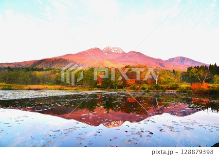 紅葉の妙高高原いもり池・妙高山風景 128879398