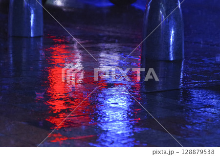 雨に濡れた夜道とネオンの幻想的な反射 128879538