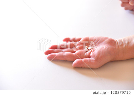 内服薬を服用するシニア 128879710