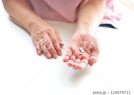 内服薬を服用するシニア 128879711