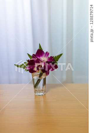 グラスに入った生花のコサージュ 128879714