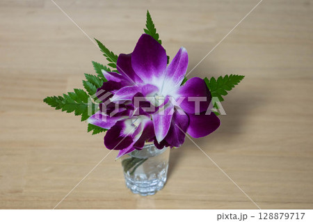 グラスに入った生花のコサージュ 128879717