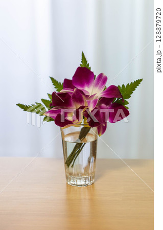 グラスに入った生花のコサージュ 128879720