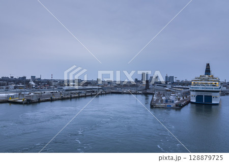 エストニア・タリン港～海上からの眺望 / Old City Harbour, Estonia 128879725