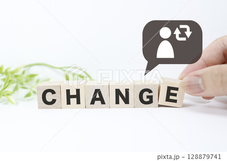 CHANGEの文字と矢印アイコンによる変化のイメージ 128879741