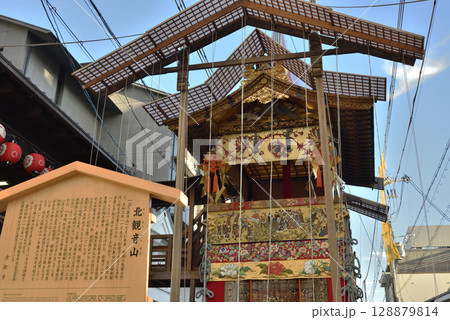 祇園祭　山鉾建て　北観音山(京都市中京区) 128879814