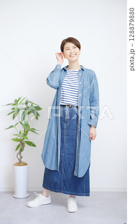 女性の全身 女性の全身 128879880