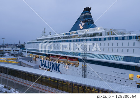 エストニア・早朝のタリン港に停泊中のクルーズ船 / Tallinn, Estonia 128880364