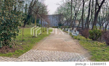 A Serene Pathway Set in a Lush Green Park, Inviting Exploration and Adventure for All 128880455