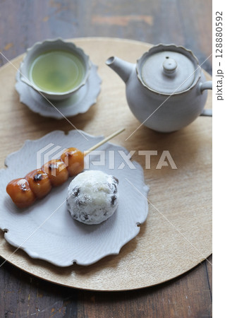 豆塩大福とみたらし団子 豆塩大福とみたらし団子 128880592