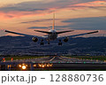 夕暮れの到着便　飛行機の着陸 128880736
