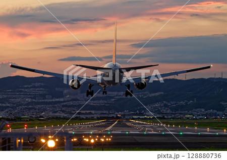 夕暮れの到着便 飛行機の着陸 夕暮れの到着便 飛行機の着陸 128880736