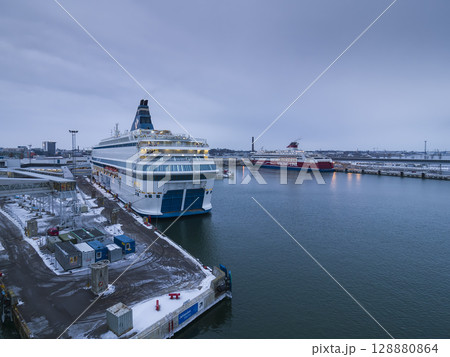 クルーズ船が停泊する早朝のエストニア・タリン港 / Port of Tallinn, Estonia 128880864