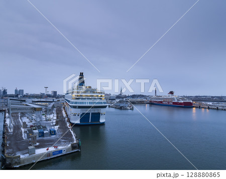 クルーズ船が停泊する早朝のエストニア・タリン港 / Port of Tallinn, Estonia クルーズ船が停泊する早朝のエストニア・タリン港 / Port of Tallinn, Estonia 128880865
