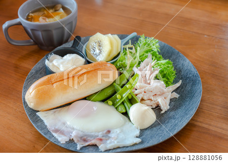 洋風の朝食プレートとスープのある食卓 128881056
