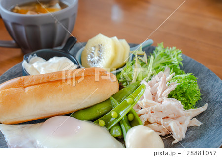 洋風の朝食プレートとスープのある食卓 洋風の朝食プレートとスープのある食卓 128881057