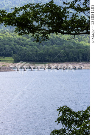 北海道糠平湖のタウシュベツ川橋梁 北海道糠平湖のタウシュベツ川橋梁 128881105