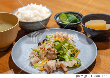 野菜炒めを中心とした和食の夕食セットとご飯、味噌汁 野菜炒めを中心とした和食の夕食セットとご飯、味噌汁 128881147