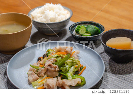 野菜炒めを中心とした和食の夕食セットとご飯、味噌汁 野菜炒めを中心とした和食の夕食セットとご飯、味噌汁 128881153