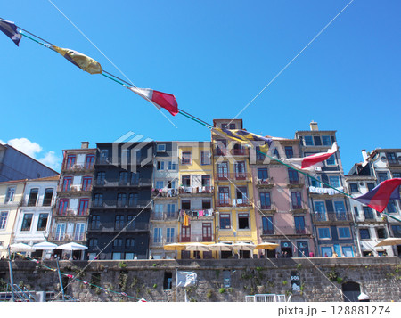 ポルトガル　ポルト　ドウロ川沿いの建物　5月 128881274