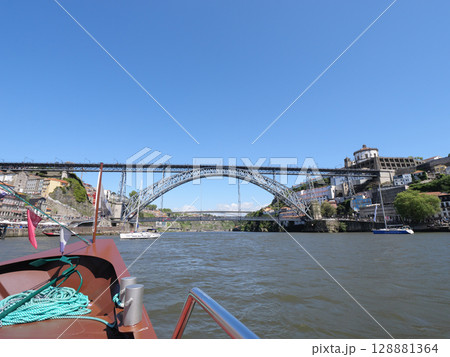 ポルトガル ポルト ドウロ川クルーズ ドンルイス一世橋 5月 ポルトガル ポルト ドウロ川クルーズ ドンルイス一世橋 5月 128881364