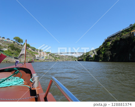 ポルトガル　ポルト　ドウロ川クルーズ　インファンテ橋　5月 128881374