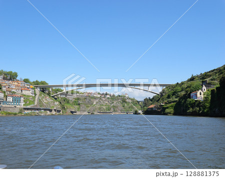 ポルトガル ポルト ドウロ川クルーズ インファンテ橋 5月 ポルトガル ポルト ドウロ川クルーズ インファンテ橋 5月 128881375