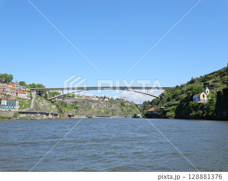 ポルトガル　ポルト　ドウロ川クルーズ　インファンテ橋　5月 128881376