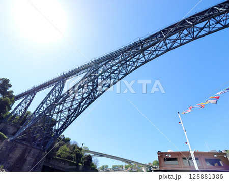 ポルトガル　ポルト　ドウロ川クルーズ　マリア・ピア橋　5月 128881386