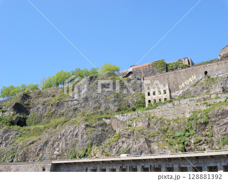 ポルトガル　ポルト　ドウロ川クルーズ　川沿いの風景　5月 128881392