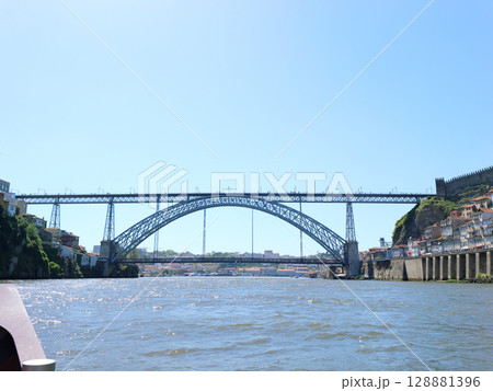 ポルトガル　ポルト　ドウロ川クルーズ　ドンルイス一世橋　5月 128881396
