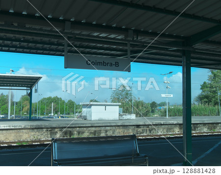 ポルトガル リスボンーポルト間電車移動 コインブラ駅 車窓 5月 ポルトガル リスボンーポルト間電車移動 コインブラ駅 車窓 5月 128881428
