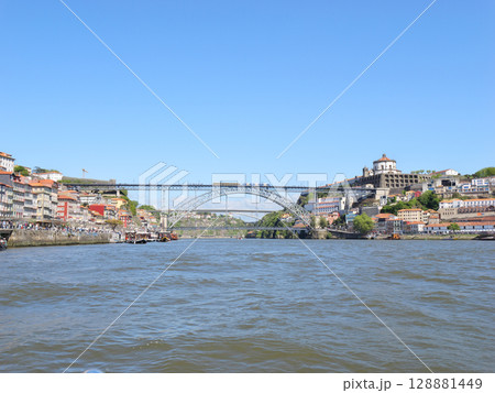 ポルトガル ポルト ドウロ川クルーズ ドン・ルイス一世橋5月 ポルトガル ポルト ドウロ川クルーズ ドン・ルイス一世橋5月 128881449