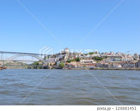 ポルトガル　ポルト　ドウロ川クルーズ　ドン・ルイス一世橋5月 128881451