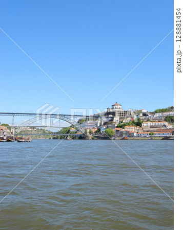 ポルトガル　ポルト　ドウロ川クルーズ　ドン・ルイス一世橋5月 128881454