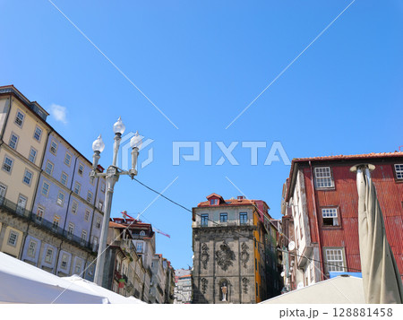 ポルトガル　ポルト　ドウロ川沿いの街並み　5月 128881458