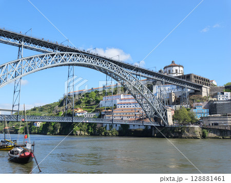 ポルトガル ポルト ドウロ川クルーズ ドン・ルイス一世橋 5月 ポルトガル ポルト ドウロ川クルーズ ドン・ルイス一世橋 5月 128881461