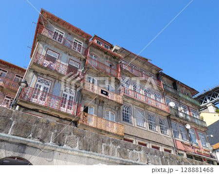 ポルトガル　ポルト　ドウロ川沿いの街並み　5月 128881468