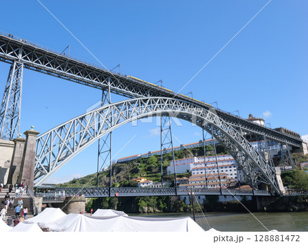 ポルトガル ポルト ドウロ川クルーズ ドン・ルイス一世橋 5月 ポルトガル ポルト ドウロ川クルーズ ドン・ルイス一世橋 5月 128881472
