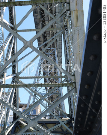 ポルトガル ポルト ドウロ川 ドン・ルイス一世橋 5月 ポルトガル ポルト ドウロ川 ドン・ルイス一世橋 5月 128881488