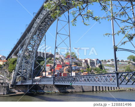 ポルトガル ポルト ドウロ川 ドン・ルイス一世橋 5月 ポルトガル ポルト ドウロ川 ドン・ルイス一世橋 5月 128881496